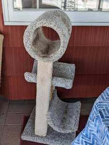 lot 118 image: Large Cat Tower Featuring Two Perches, Tunnel and Two Scratching Posts