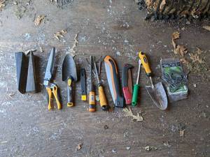 lot 131 image: Small Garden Tools Trowels, Shears, Splitting Wedges and More