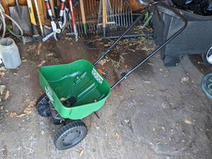 lot 135 image: Scotts Turf Builder Edgeguard Mini Spreader