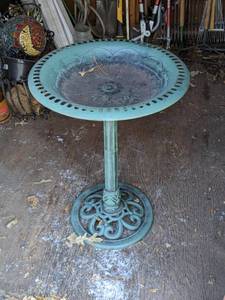 lot 132 image: Lovely Plastic Green Bird Bath