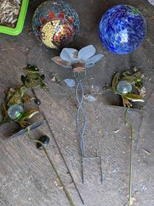 lot 130 image: Fun Yard Art Frogs and Globes, 6 Pieces