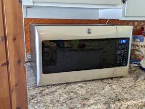lot 147 image: Stainless GE Microwave