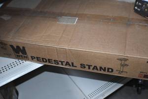 Wen Pedestal Stand