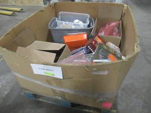 lot 302 image: MIXED PALLET OF MISCELLANEOUS GARDEN AND HAND TOOLS AND MORE
