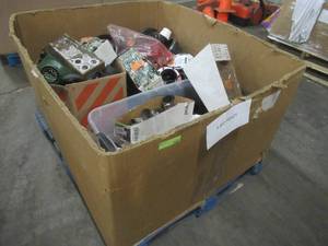 lot 303 image: MIXED PALLET OF MISCELLANEOUS PLUMBING FITTINGS, JOINTS, FLANGES AND MORE