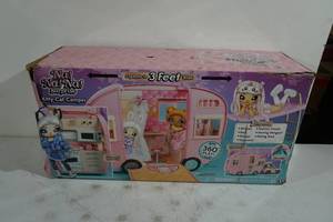 lot 160 image: NEW Na Na Na Surprise Kitty Cat Camper