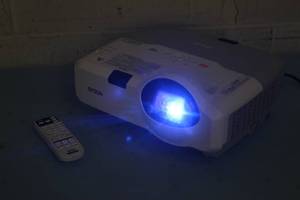 lot 6 image: Epson PowerLite 420 XGA Short Throw 2500 Lumen 3LCD Projector with Remote Control HDMI & Power Cables