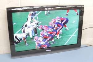 lot 38 image: Toshiba 32E200U 1080p 32 HDTV LCD TV  Television  Display