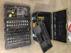 Mechanics Tool Set (226-Piece) with TOUGHSYSTEM 22 in. Medium Tool Box by DEWALT Customer Returns See Pictures