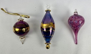 lot 129 image: Pinktacular Vintage Glass and Ceramic Ornaments - Grouping 2