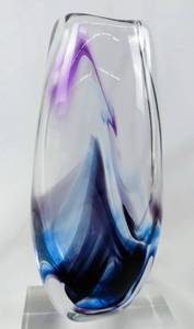 lot 82 image: Lisa R. Rowe Art Vase, Signed Starfish, Glass Ornaments