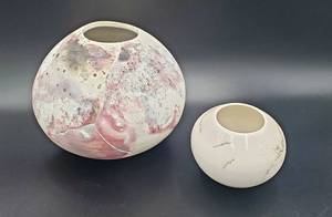 lot 286 image: Saggar Fired and Horse Hair Pottery Vases
