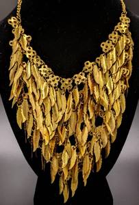 lot 278 image: Vintage Glimmering Gold-Tone Leaf Bib Necklace