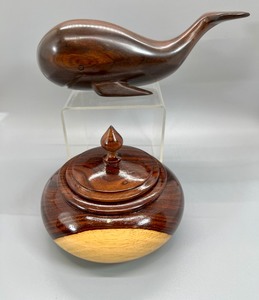 lot 21 image: Vintage Madera Bonita Bowl with Lid and Whale