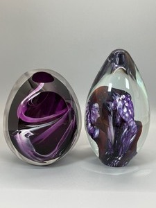 lot 157 image: Robert Eickholt Egg Shaped Paperweight & Lovely Art Glass Bud Vase