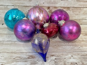 lot 210 image: A Lot of Lovely Glass Ornaments - 7