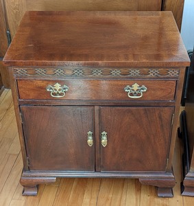 lot 7 image: Pair of Baker Mahogany Nightstands