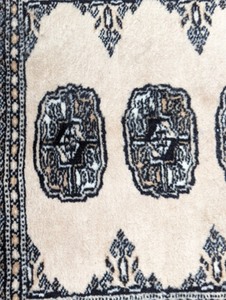 lot 11 image: Lovely Accent Rug