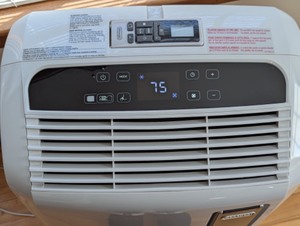 lot 16 image: DeLonghi Pinguino Portable Air Conditioner