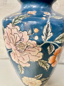 lot 102 image: Vintage Japanese Porcelain Vase Decorated in Macau