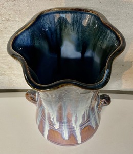 lot 103 image: Pretty Pottery Vase