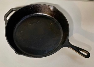 lot 122 image: Lodge Cast Iron Pan