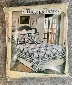 lot 147 image: New Tucker Lane Garden Pineapple Hand Quilted Patchwork Quilt
