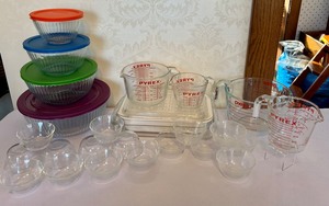 lot 91 image: Practical Pyrex Items
