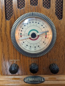 lot 24 image: Crosley Limited Edition Empire Radio