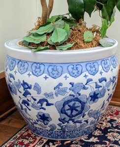 lot 28 image: Blue and White Chinese Planter