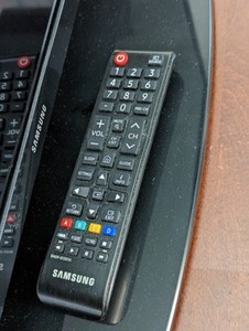 lot 38 image: Samsung 32 TV