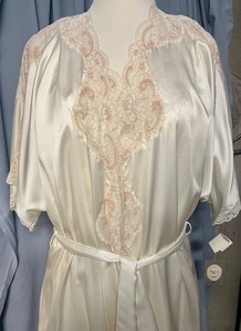 lot 199 image: New Christian Dior Robe and Nightgown Set