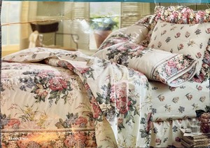 lot 220 image: Wamsutta Queen Bedding Ensemble