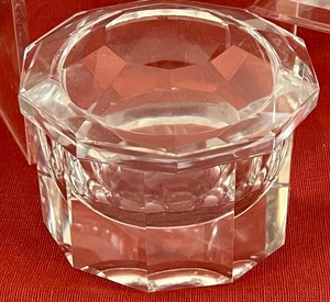 lot 51 image: Gorgeous Three Piece Vintage Vanity Set