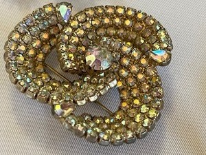 lot 285 image: Vintage Brooches & Clips
