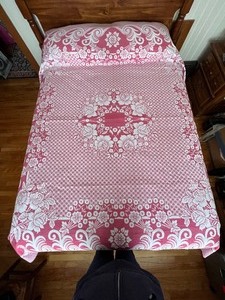 lot 241 image: Pretty Pink and White Egyptian Cotton FullQueen Bedspread