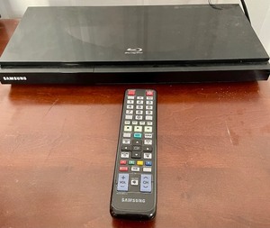 lot 339 image: JVC VHSDVD Player and a Samsung Blu Ray Disk Player