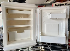 lot 351 image: Nissan Ice Box Cooler