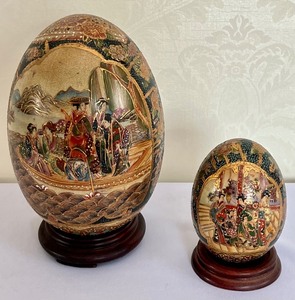 lot 309 image: Two Chinese Satsuma Egg Shaped Figurines