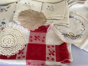 lot 304 image: Variety of Vintage Linens