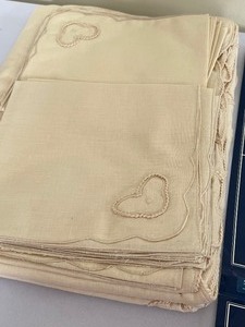 lot 303 image: Jennifer Moore for the Home Table Cloth Set - New