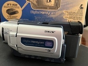 lot 280 image: Sony (TRV-17) Handycam w Carrying Case