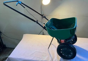 lot 379 image: Scotts Turf Builder Edge Guard Fertilizer Spreader