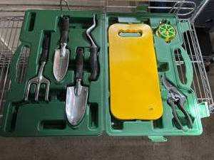 lot 390 image: 7 Piece Garden Tool Set In Original Case