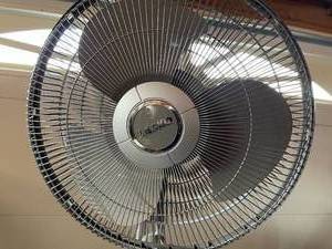lot 396 image: Lasko Floor Fan