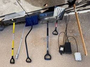 lot 464 image: Long Handled Garden Tools