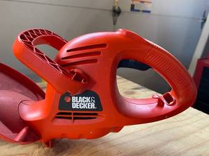 lot 468 image: Black and Decker 17 Inch Hedge Trimmer