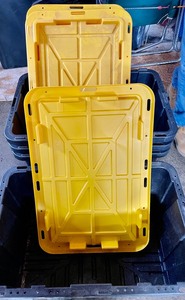 lot 465 image: 4 Sturdy Storage Tubs with Lids