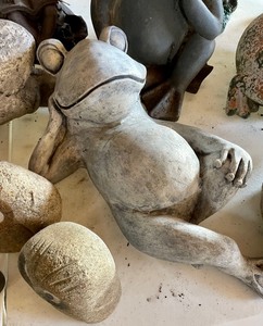 lot 424 image: Variety of Yard Decor