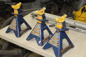 lot 1275 image: Lot of (3) Hein-Werner Automotive 3-Ton Jack Stands